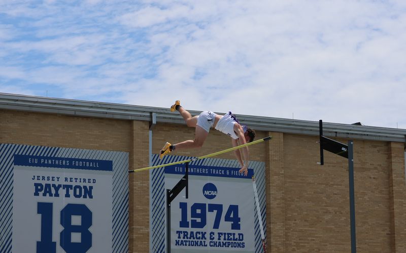 Andrew Nuyen pole vaulting at the IHSA state meet