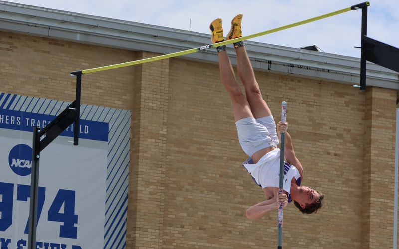 Andrew Nuyen pole vaulting at the IHSA state meet