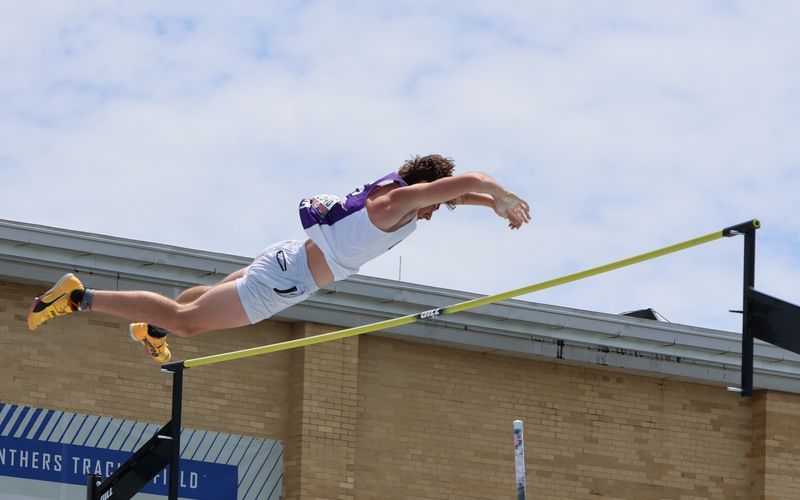 Andrew Nuyen pole vaulting at the IHSA state meet